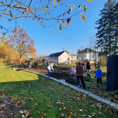 Schulgarteneinsatz hinter der Grundschule „Bernhard Hantzsch“ in Kurort Hartha (Bild vergr&ouml;&szlig;ern)