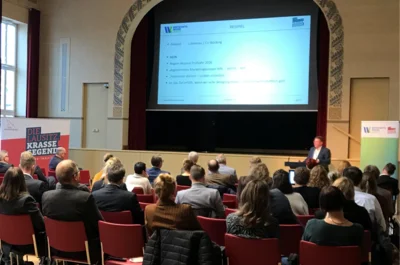 Heiko Jahn referiert im Stadthaus Cottbus/Chóśebuz zum aktuellen Stand des Strukturwandels in der Lausitz. (Bild vergr&ouml;&szlig;ern)