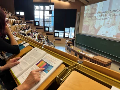 Am 20. November füllte der Fachtag „Kinderperspektiven im Mittelpunkt. Einführung in den Bildungsplan und das Qualitätshandbuch“ den Hörsaal am Senftenberger Campus der BTU Cottbus-Senftenberg. (Bild: Landkreis OSL/Nora Bielitz) (Bild vergr&ouml;&szlig;ern)