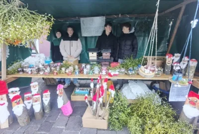Weihnachtsmarkt in der Ortsmitte (Bild vergr&ouml;&szlig;ern)