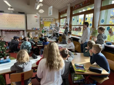 Kreative Kooperation zwischen der Klasse 2a und der Lerngruppe 7b an der Heinrich-Schickhardt-Gemeinschaftsschule Bad Boll (Bild vergr&ouml;&szlig;ern)