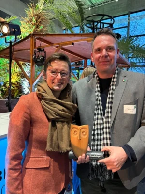 Hanka Mittelstädt, Ministerin für Land- und Ernährungswirtschaft, Umwelt und Verbraucherschutz des Landes Brandenburg (links) und Amtsdirektor, Thomas Kresse (rechts) mit dem Naturschutzpreis 2023 (Bild vergr&ouml;&szlig;ern)