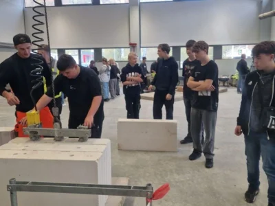 Heinrich-Schickhardt-Gemeinschaftsschule Bad Boll besucht den Infotag Bauausbildung im Bildungszentrum Geislingen (Bild vergr&ouml;&szlig;ern)
