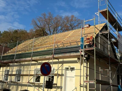 Dacharbeiten am Gemeindehaus Großzerlang (Bild vergr&ouml;&szlig;ern)