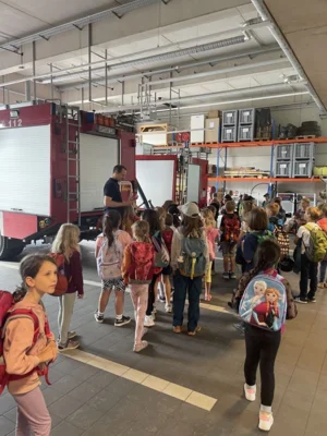 Die Klassen 1a und 1b der Heinrich-Schickhardt-Gemeinschaftsschule Bad Boll zu Besuch bei der Feuerwehr in Bad Boll (Bild vergr&ouml;&szlig;ern)