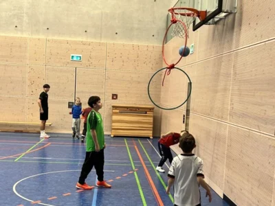 Altersgemischtes Lernen im Sportunterricht (Bild vergr&ouml;&szlig;ern)