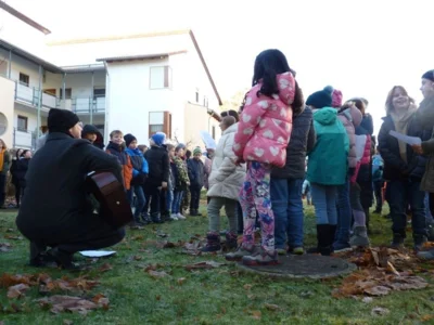 Schülerinnen und Schüler der Heinrich-Schickhardt-Gemeinschaftsschule bringen Weihnachtslieder in den Innenhof der Seniorenwohnanlage (Bild vergr&ouml;&szlig;ern)