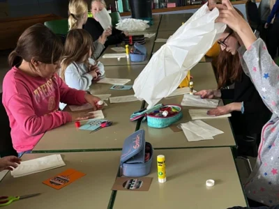 Weihnachtliches Basteln der Klasse 3b mit den Lerngruppen 5 (Bild vergr&ouml;&szlig;ern)