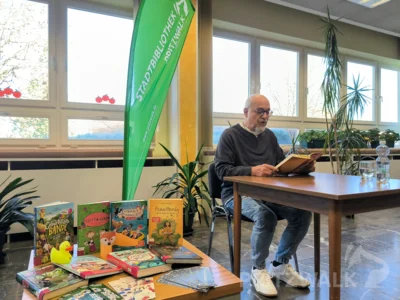 Fred Pogalski las in der Stadtbibliothek Pritzwalk den Drittklässlern der Herbert-Quandt-Schule vor. Foto: Stadt Pritzwalk (Bild vergr&ouml;&szlig;ern)