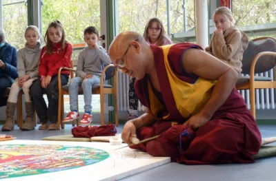 Erstellung eines Sandmandalas (Bild vergr&ouml;&szlig;ern)