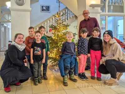 Fertig: Die Kitakinder aus Kemnitz haben den Schmuck für den kleinen Weihnachtsbaum im Foyer des Rathauses gebastelt. Foto: Stadt Pritzwalk (Bild vergr&ouml;&szlig;ern)