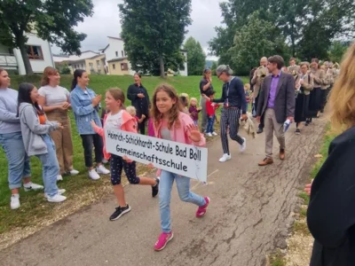 Bunter"Einschulungsumzug" an der Heinrich-Schickhardt-Gemeinschaftsschule - knapp 90 neue "Schickhardts" aufgenommen (Bild vergr&ouml;&szlig;ern)
