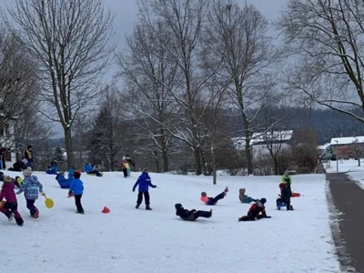 Klassen 1 und 2 im Schnee (Bild vergr&ouml;&szlig;ern)