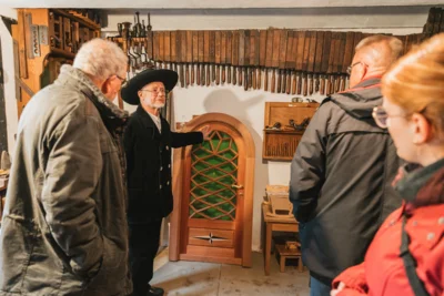 Mitglieder der "Generation-N" besuchen das Tischlereimuseum (Bild vergr&ouml;&szlig;ern)