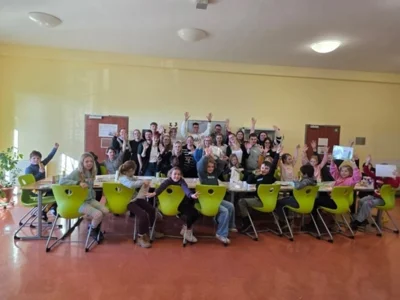 Foto zur Meldung: Vorlesetag der FSE 23/2: „Das silberne Herz des Waldes: Die sechs Lichter“