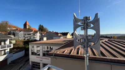 Die neue Sirene auf dem Dach des Dorfgemeinschaftshauses Heckendalheim. Foto: Stefan Eins, Gemeinde Mandelbachtal