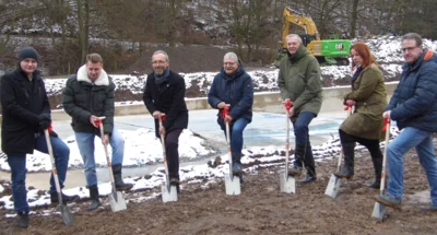 Herzbergs Bürgermeister Christopher Wagner (3. v.l.) beim offiziellen Projektstart (Bild vergr&ouml;&szlig;ern)