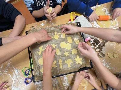 Wir backen Weihnachtsplätzchen (Bild vergr&ouml;&szlig;ern)