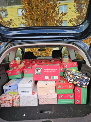 Ein ganzer Kofferraum voller Weihnachts-Schuhkartons für Kinder in Not ist an der Grundschule Jarmen zusammengekommen. (Foto: Leonie Wenzel)