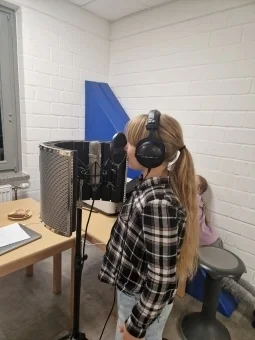 Ein Mädchen singt (Bild vergr&ouml;&szlig;ern)