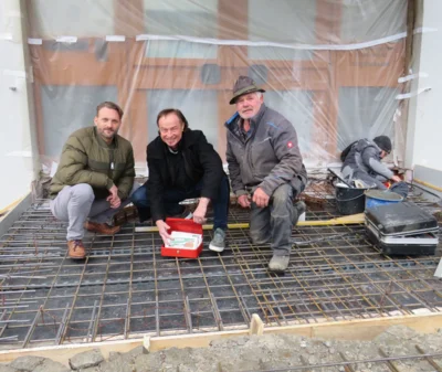 Von rechts: Marktbaumeister Peter Finkenzeller, Bürgermeister Bernhard Uhl und Erwin Knöpfle von der Firma Stefan Günther beim Einbau der „Zeitkapsel“. (Bild vergr&ouml;&szlig;ern)