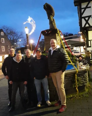 Sackträgerbrunnen wieder weihnachtlich geschmückt (Bild vergr&ouml;&szlig;ern)