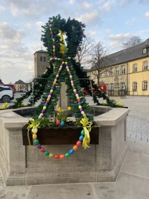 Meldung: Osterkrone in Teuschnitz erstrahlt im neuen Glanz