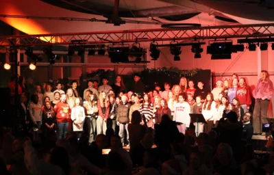 Die Stars der 6. Klassen singen das Abschiedslied „We Wish You A Merry Christmas“ - Foto: Hubert Ewers, Are-Gymnasium (Bild vergr&ouml;&szlig;ern)