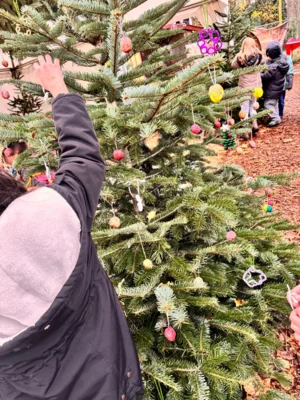 Ein gemeinsamer Beitrag für die Stadt – Die GAS schmückt das Weihnachtsdorf (Bild vergr&ouml;&szlig;ern)