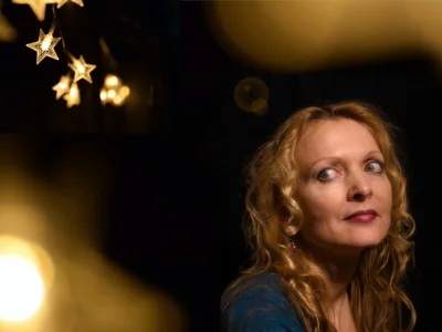Die Sängerin und Schauspielerin Cora Chilcott will am Dienstag, 9. Dezember, ab 16 Uhr in der Stadtbibliothek Pritzwalk für Weihnachtsstimmung sorgen. Foto: privat (Bild vergr&ouml;&szlig;ern)