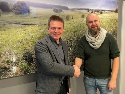 Bürgermeister Frank Jakob begrüßt neuen Mitarbeiter in der Arnika-Akademie (Bild vergr&ouml;&szlig;ern)