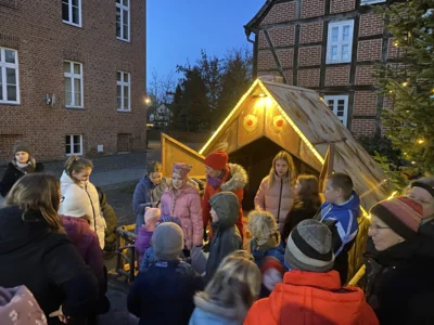 Foto zur Meldung: Der altbekannte Knecht Ruprecht eröffnet Knusperhäuschen
