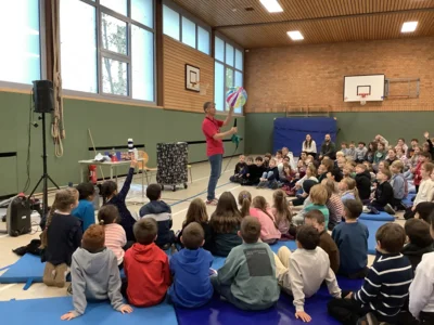 Auf den Spuren der Elemente –  Die Physikanten zu Besuch bei uns an der Schule (Bild vergr&ouml;&szlig;ern)
