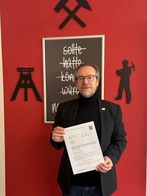 Bürgermeister Thomas Eckhardt mit dem Förderbescheid des Hessischen Ministeriums des Innern, für Sicherheit und Heimatschutz (Bild vergr&ouml;&szlig;ern)