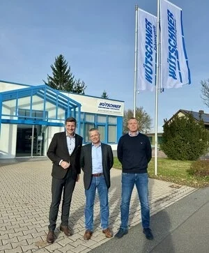Erster Bürgermeister Nicolas Lahovnik gratuliert dem Vertriebsleiter und Prokuristen Michael Droll sowie dem Verkaufsleiter für Wunsiedel und Nürnberg, Martin Tuth von der Wütschner Fahrzeugteile GmbH zur Eröffnung eines Standortes in Wunsiedel.