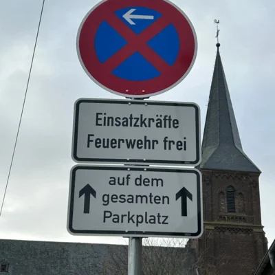Neue Parkregelung vor dem Gerätehaus der Löschgruppe Kelz