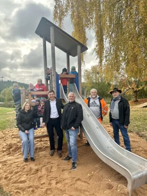Neues Spielgerät für den Spielplatz am Auwiesenweg in Holenbrunn