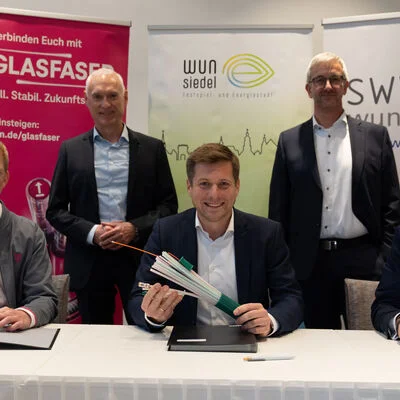 Bildunterschrift (v.l.n.r.): Philip Niedernhuber (Telekom), Lothar Heubeck (Telekom), Erster Bürgermeister der Stadt Wunsiedel Nicolas Lahovnik, Ulrich Pieringer (SWW), Marco Krasser (SWW)