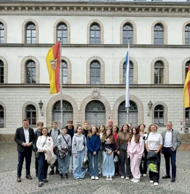 Erster Bürgermeister Nicolas Lahovnik (ganz links) heißt gemeinsam mit Hubert Steinberger (Bildmitte) und Marco Krasser, Geschäftsführer der SWW GmbH (ganz rechts) die polnischen Schüler in Wunsiedel willkommen.