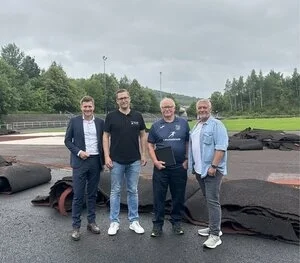 Erster Bürgermeister Nicolas Lahovnik neben Simon und Friedrich Ruckdeschel (TV Wunsiedel) und Klaus Brunner (Stadtbaumeister) bei den Sanierungsarbeiten der Tartanbahn im Fichtelgebrigsstadion.