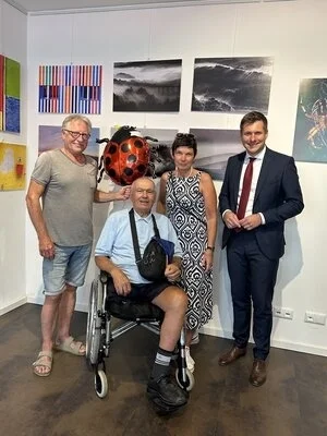 Erster Bürgermeister Nicolas Lahovnik (rechts) eröffnete mit Künstler Fabio Beconcini (2. v. l.), Susanne Sommer, Vorsitzende des Deutsch-Italienischen Partnerschaftskomitees und Heinz Späthling, Inhaber der Galerie, die Ausstellung »Ommagio a Wunsiedel«.