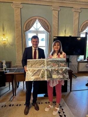 Erster Bürgermeister Nicolas Lahovnik überreicht Zuzana ´elezná, Presse- und Städtepartnerschaftsbeauftragte der Stadt Ostrov, anlässlich der Städtejubiläums eine Luftbildaufnahme des Wunsiedler Marktplatzes.