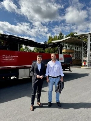 Erster Bürgermeister Nicolas Lahovnik gratuliert Betriebsleiter Martin Breßgott zu den positiven Entwicklungen am Standort in Schönbrunn.