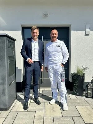 Erster Bürgermeister Nicolas Lahovnik (links) gratuliert Peter Lehniger zur Selbstständigkeit und Gründung der Firma Fichtelmaler GmbH.