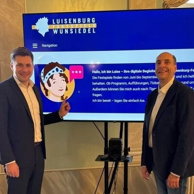 Erster Bürgermeister Nicolas Lahovnik (links) und kaufmännischer Theaterleiter der Festspiele Matthias Fischer testen den neuen KI Chatbot LUISE.