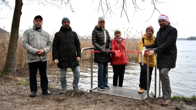 Eröffnungsfeier an der Seespitze mit Jürgen Hintze (Ortsvorsteher Wandlitz), Andreas Kinski (Ortsvorsteher Stolzenhagen), Susanne Haspel, Ingrid Schröder und Viola Seifert von der Wandlitzer Ganzjahresbadegruppe sowie Bürgermeister Oliver Borchert (v.l.n.r.). Foto: Gemeinde Wandlitz / Linda Hild (Bild vergr&ouml;&szlig;ern)