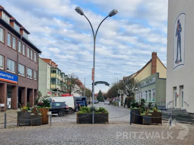 In der Pritzwalker Marktstraße wurden neue Blumenkübel aufgestellt. Foto: Stadt Pritzwalk (Bild vergr&ouml;&szlig;ern)