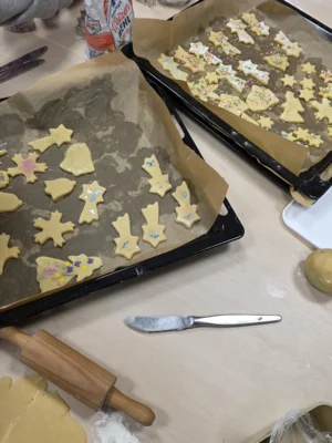 Hier werden Plätzchen ausgestochen und verziert. (Bild vergr&ouml;&szlig;ern)