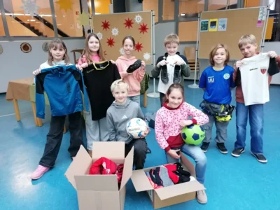 Fußball verbindet - alte Trikots bringen neue Freude (Bild vergr&ouml;&szlig;ern)