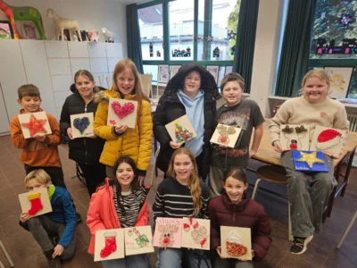 Fadenbilder in der Kreativ-AG – Weihnachtliche Kunst aus Jahrgang 5 und 6 (Bild vergr&ouml;&szlig;ern)